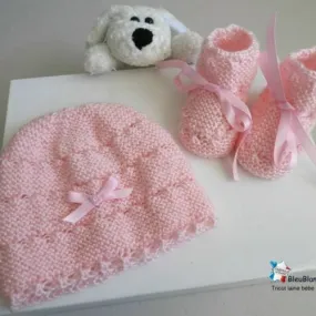 Bonnet bebe et chaussons, 6 mois, laine rose pâle calinou rayé astrakan tricote main, bb, tricot bebe, layette, modèle sur comma