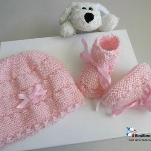 Bonnet bebe et chaussons, 6 mois, laine rose pâle calinou rayé astrakan tricote main, bb, tricot bebe, layette, modèle sur comma