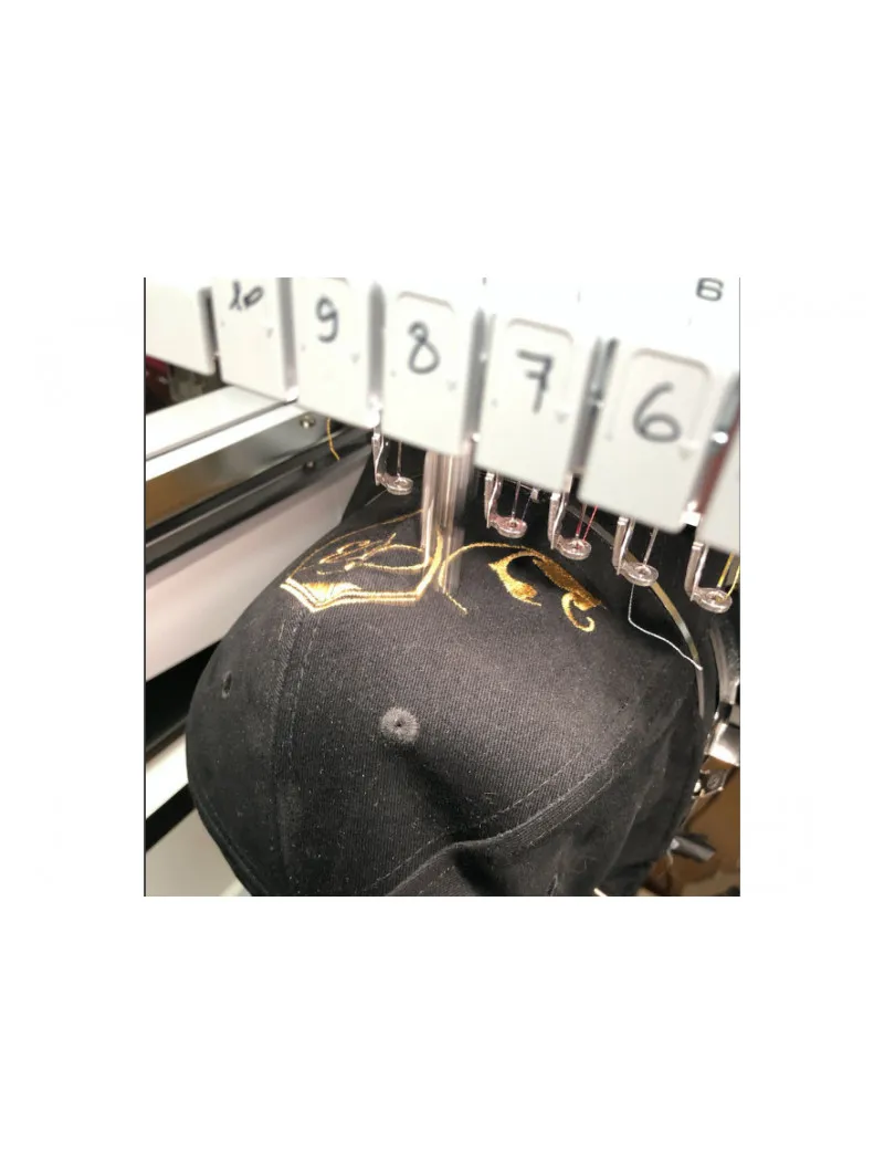 Broderie sur casquette de votre logo devant et derrière