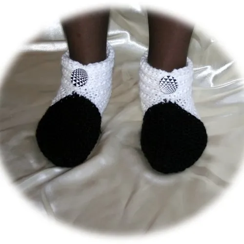 Chaussons blancs et noirs ornés bouton op-art