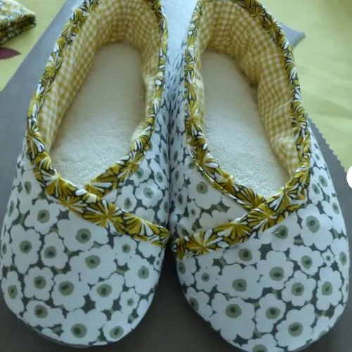 Chaussons femme kimono "fleurs de coton" et galon jaune