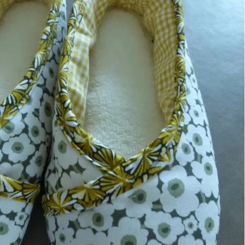 Chaussons femme kimono "fleurs de coton" et galon jaune