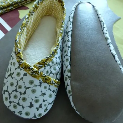 Chaussons femme kimono "fleurs de coton" et galon jaune