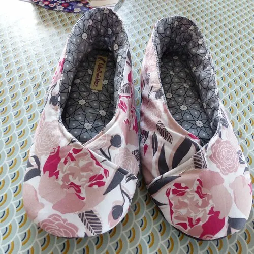 Chaussons femme kimono "grandes fleurs rose/gris"