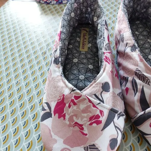 Chaussons femme kimono "grandes fleurs rose/gris"