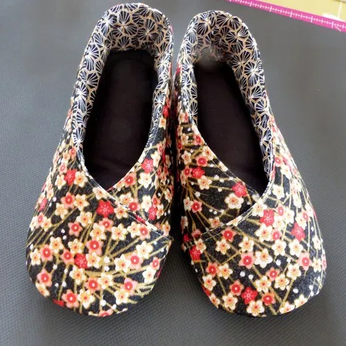 Chaussons femme kimono "petites fleurs cerisiers rouge"