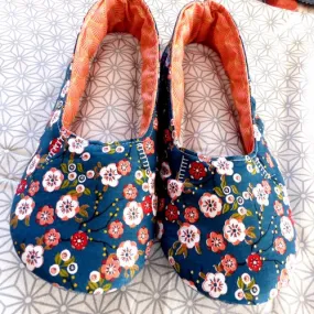 Chaussons japonais "fleuris bleu" et notes orange/blanc