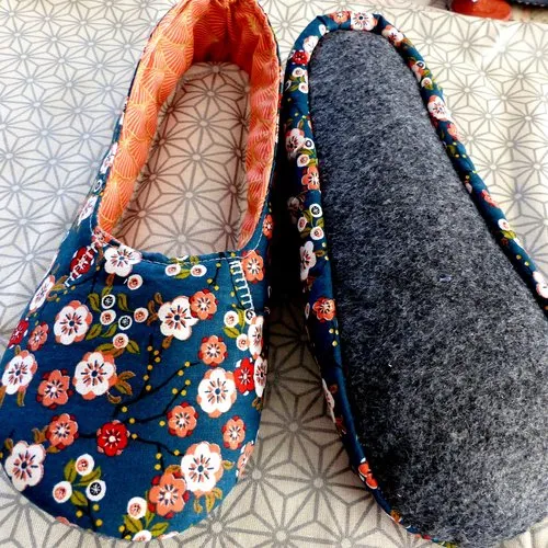 Chaussons japonais "fleuris bleu" et notes orange/blanc