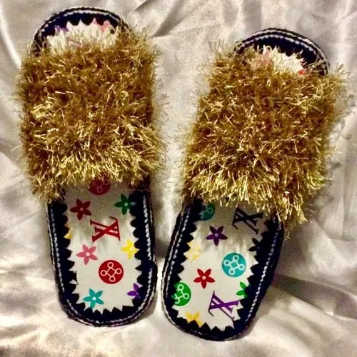 Chaussons -claquettes ,tongs  à semelles (anti-dérapant ), fantasia crochet et cuir synthétique,fait main,pour femme,homme