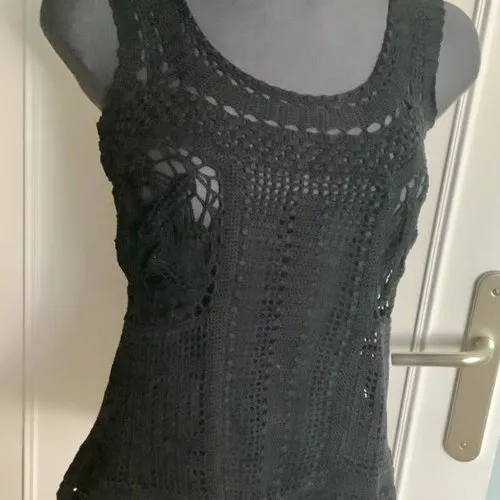 Chic débardeur au crochet de coton noir