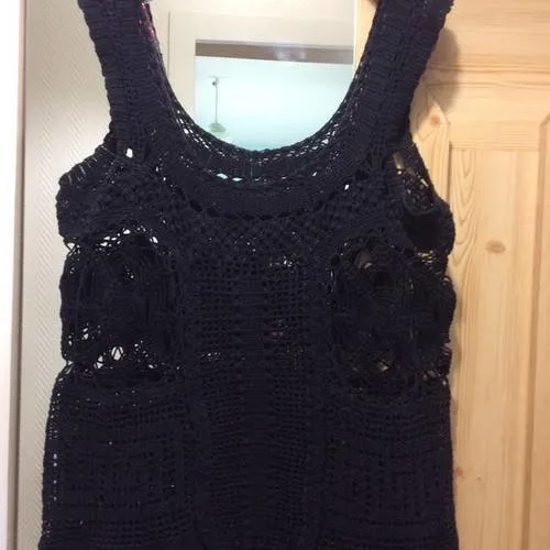 Chic débardeur au crochet de coton noir