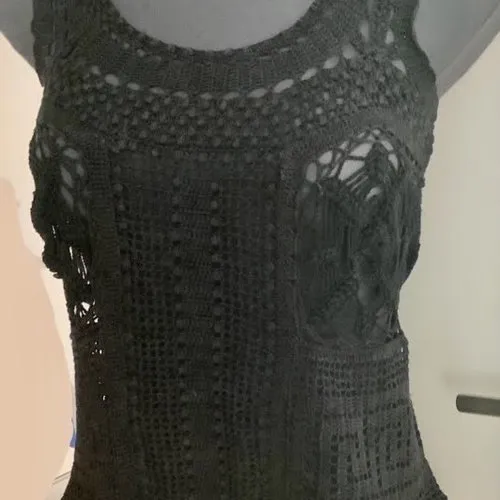 Chic débardeur au crochet de coton noir