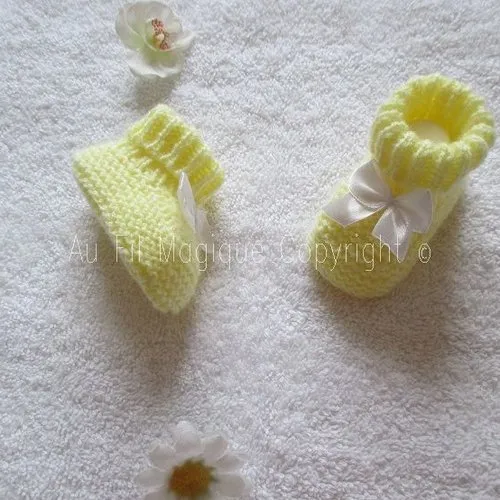 Ensemble bonnet et chaussons bébé 1 mois tricot couleur jaune pâle