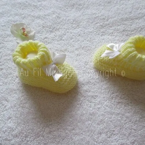 Ensemble bonnet et chaussons bébé 1 mois tricot couleur jaune pâle