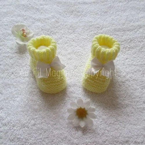 Ensemble bonnet et chaussons bébé 1 mois tricot couleur jaune pâle