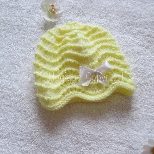 Ensemble bonnet et chaussons bébé 1 mois tricot couleur jaune pâle