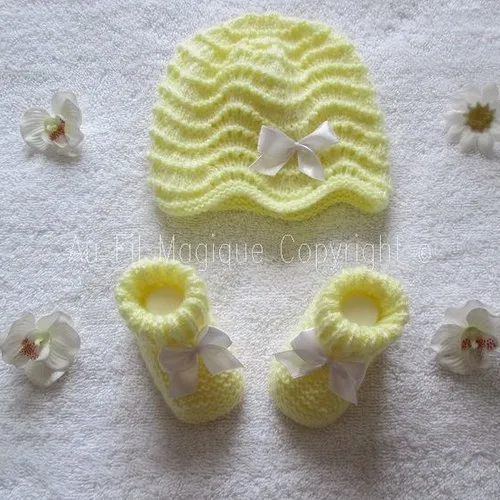 Ensemble bonnet et chaussons bébé 1 mois tricot couleur jaune pâle