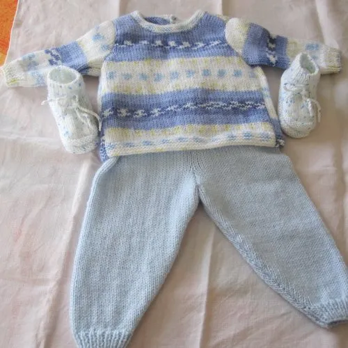 Ensemble bébé 3 à 6 mois, brassière,pantalon,chaussons