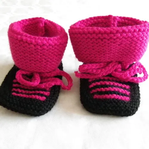 Ensemble naissance brassière , bonnet et chaussons rose et noir 3 mois pour bébé fille