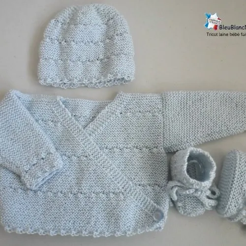 Ensemble naissance, brassière croisée, bonnet, chaussons, tricoté main, bleu azur, tricot bebe sur comm