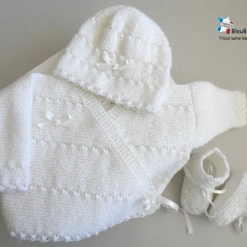 Ensemble naissance, brassière croisée, lait, fille, bonnet et chaussons, ruban ecru clair,  sur commande, tricot bébé