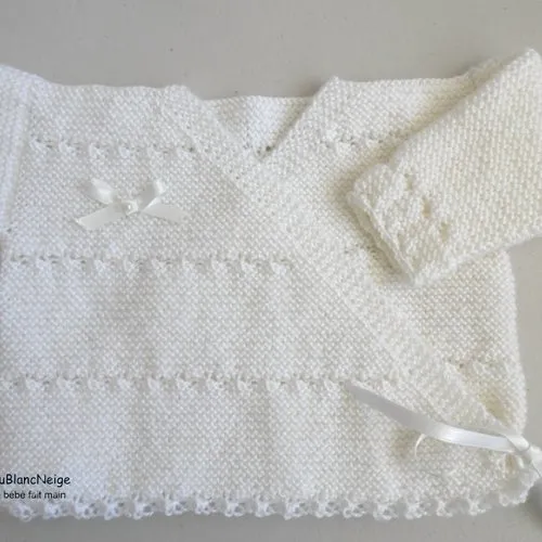 Ensemble naissance, brassière croisée, lait, fille, bonnet et chaussons, ruban ecru clair,  sur commande, tricot bébé