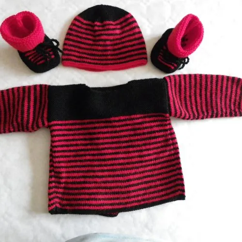 Ensemble naissance " brassière , bonnet et chaussons " rouge et noir 3 mois pour bébé garçon