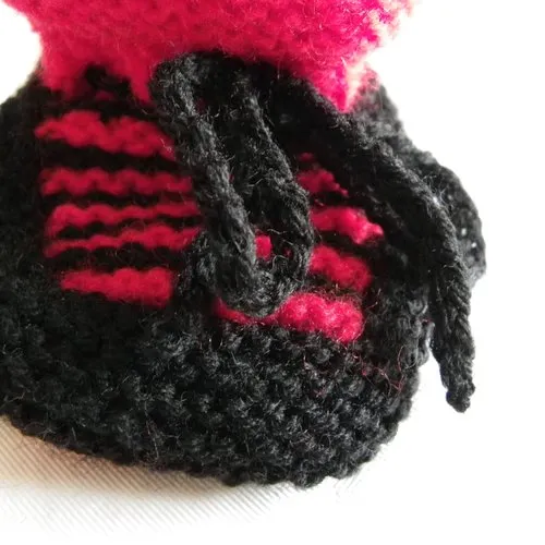 Ensemble naissance " brassière , bonnet et chaussons " rouge et noir 3 mois pour bébé garçon