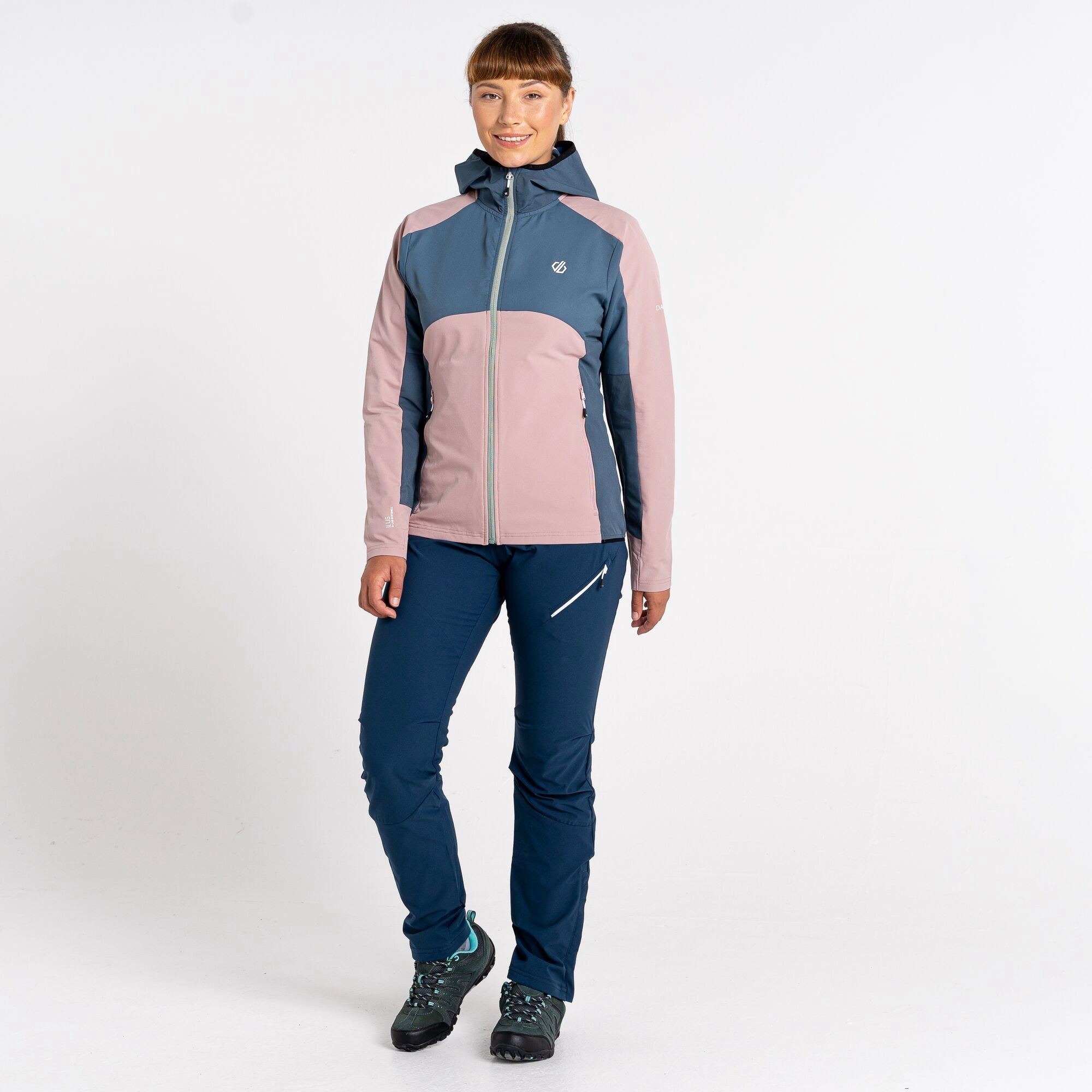 La veste Softshell Avidly pour femmes. Soyez libre de vos mouvements grâce à la technologie SeamSmart. Le tissu en polyester ult