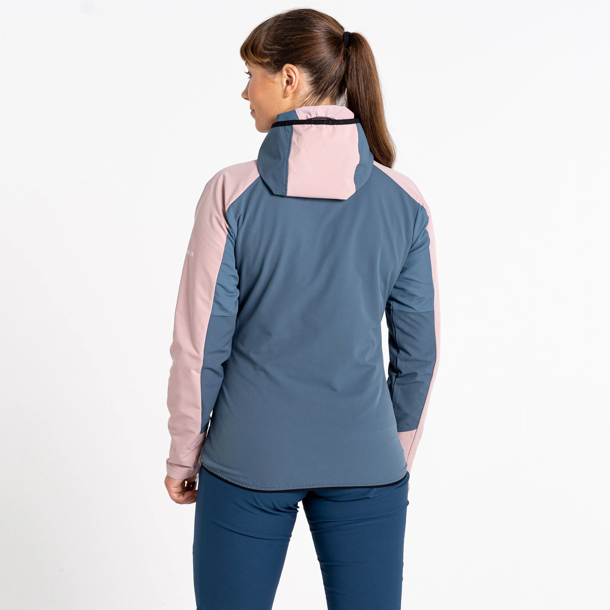 La veste Softshell Avidly pour femmes. Soyez libre de vos mouvements grâce à la technologie SeamSmart. Le tissu en polyester ult