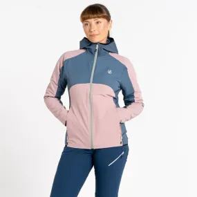 La veste Softshell Avidly pour femmes. Soyez libre de vos mouvements grâce à la technologie SeamSmart. Le tissu en polyester ult