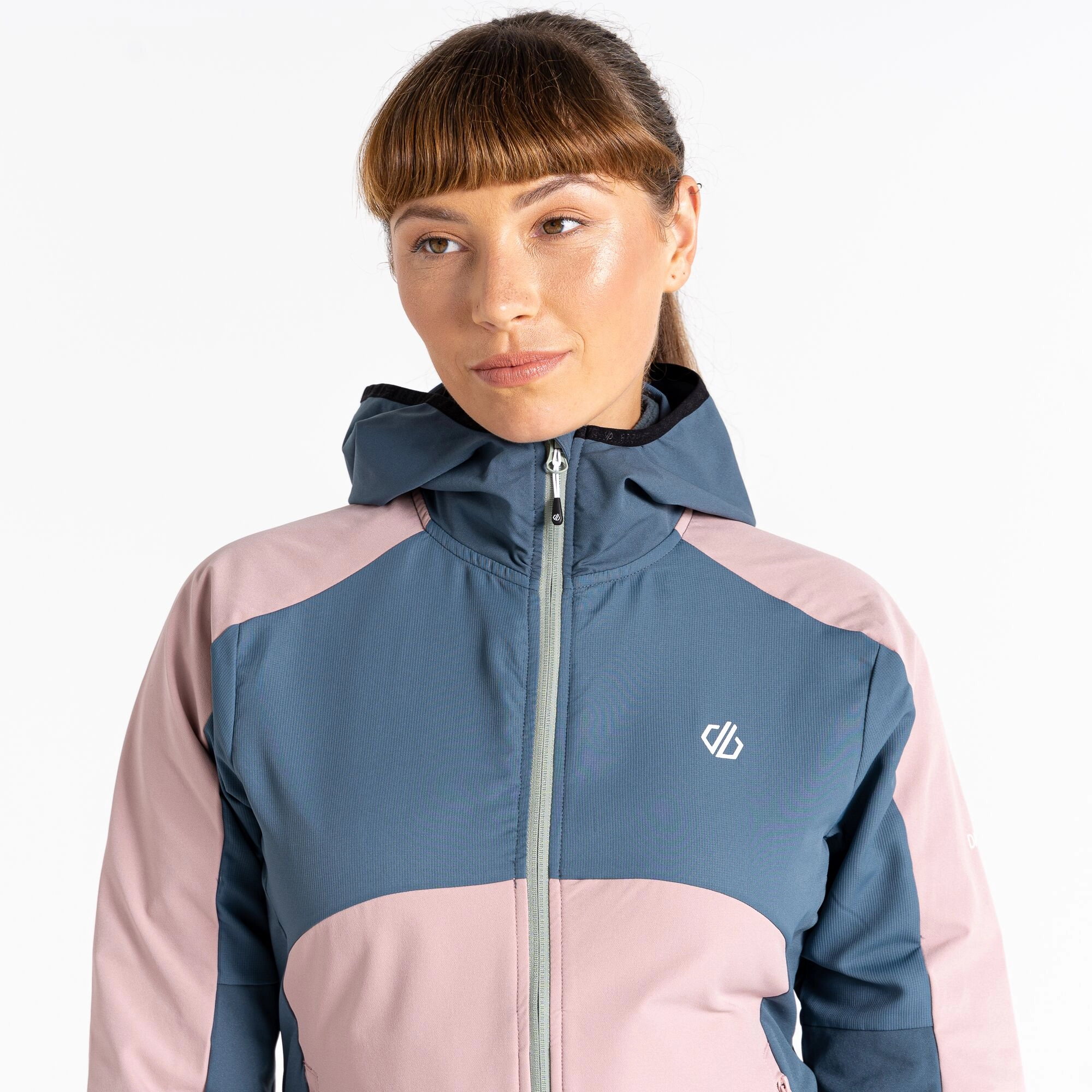 La veste Softshell Avidly pour femmes. Soyez libre de vos mouvements grâce à la technologie SeamSmart. Le tissu en polyester ult