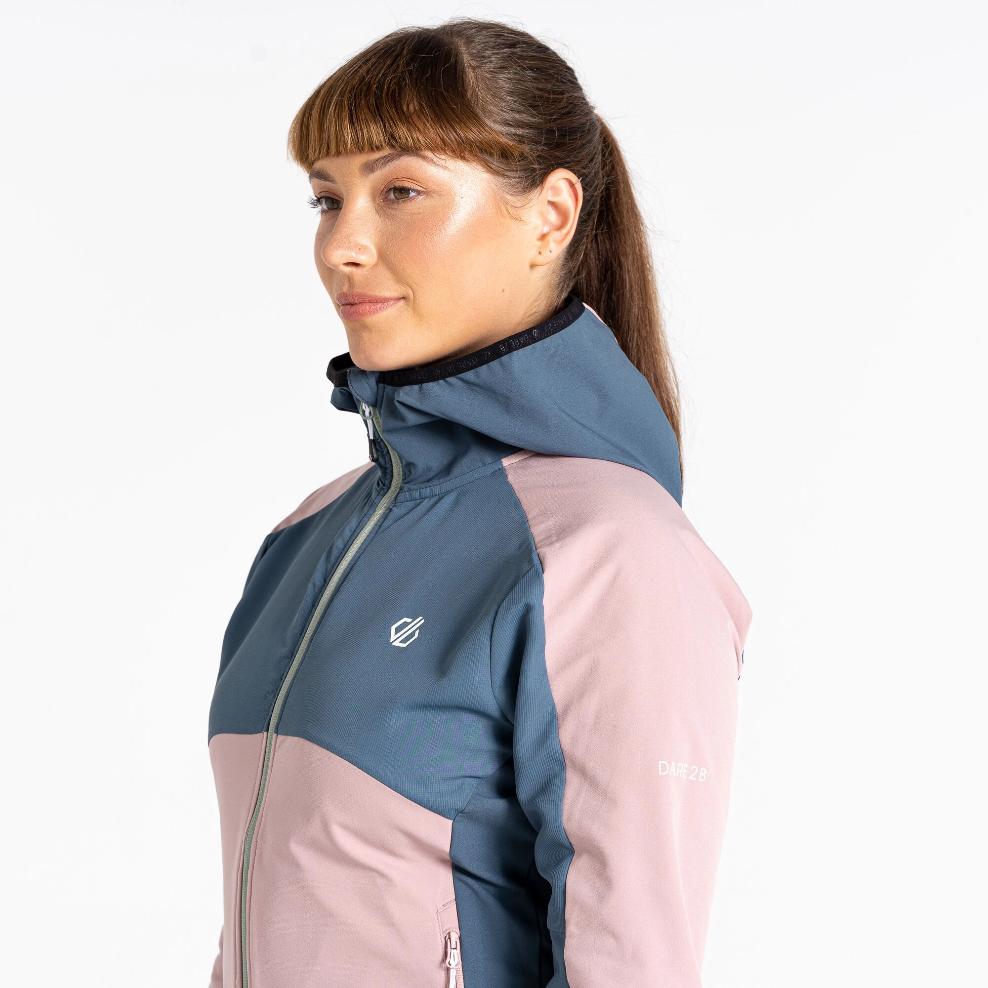 La veste Softshell Avidly pour femmes. Soyez libre de vos mouvements grâce à la technologie SeamSmart. Le tissu en polyester ult