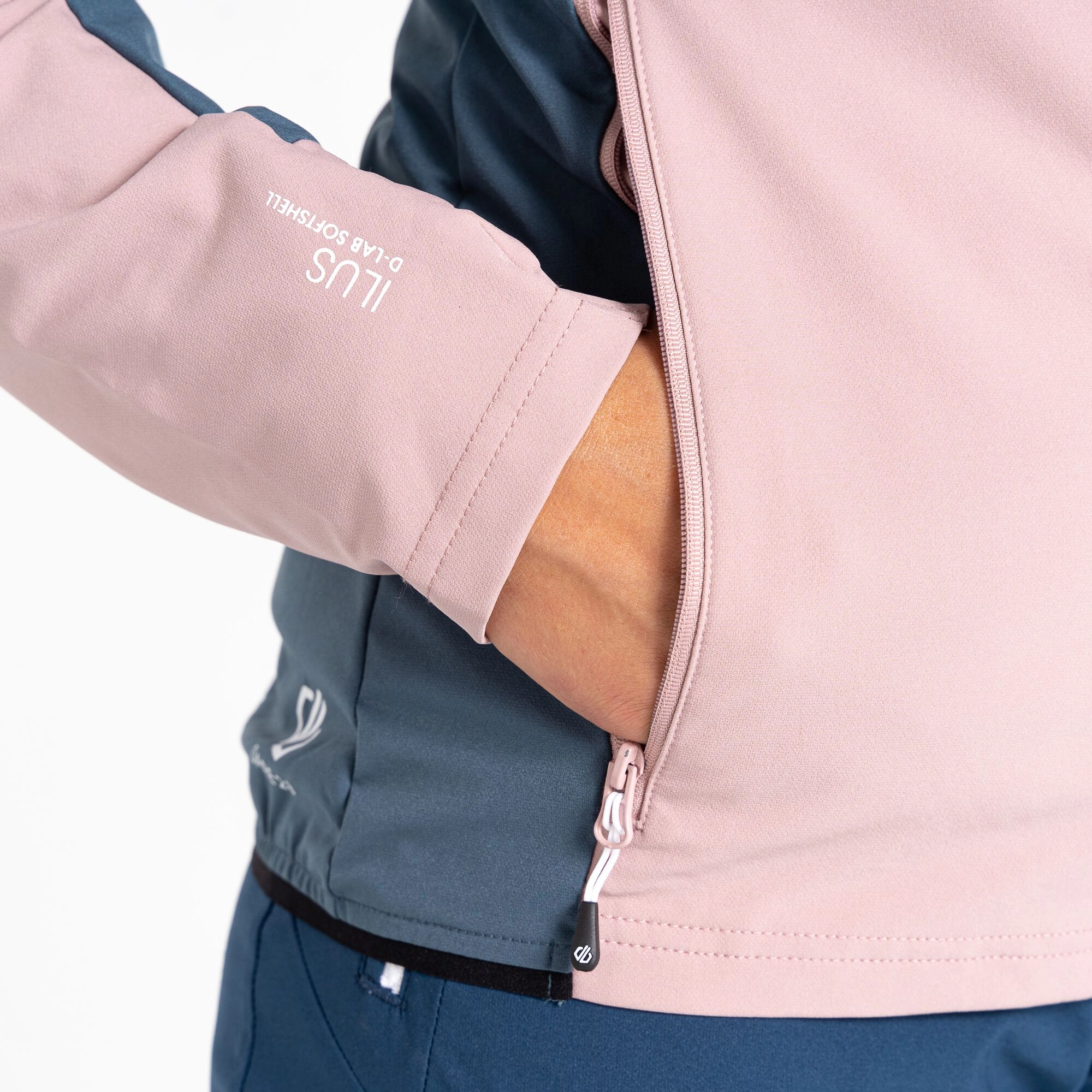 La veste Softshell Avidly pour femmes. Soyez libre de vos mouvements grâce à la technologie SeamSmart. Le tissu en polyester ult