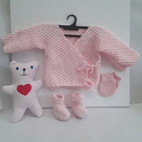 Lot naissance 3 mois , cache coeur , chaussons , moufles , doudou , tricot , rose