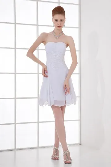 Petite robe blanche bustier cœur taille en broderie moulante mousseline