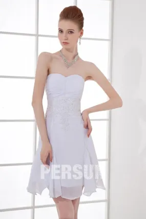 Petite robe blanche bustier cœur taille en broderie moulante mousseline