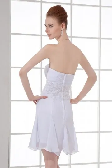 Petite robe blanche bustier cœur taille en broderie moulante mousseline