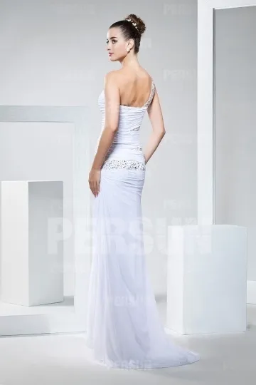 Robe blanche fendue en mousseline moulante col asymétrique avec sequin scintillant