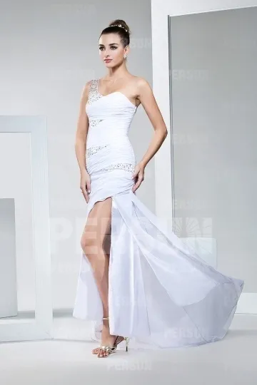 Robe blanche fendue en mousseline moulante col asymétrique avec sequin scintillant