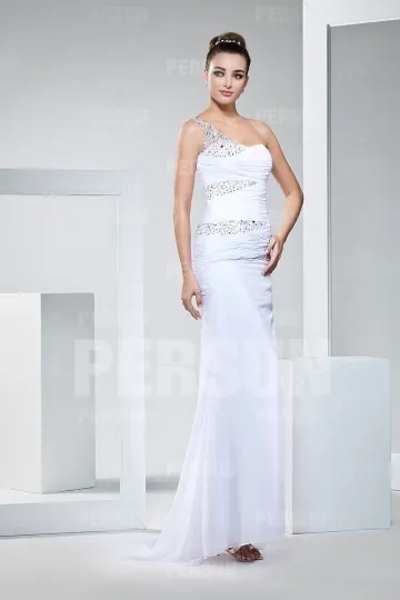 Robe blanche fendue en mousseline moulante col asymétrique avec sequin scintillant