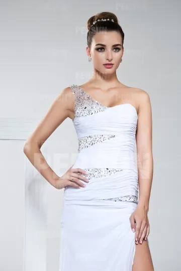 Robe blanche fendue en mousseline moulante col asymétrique avec sequin scintillant