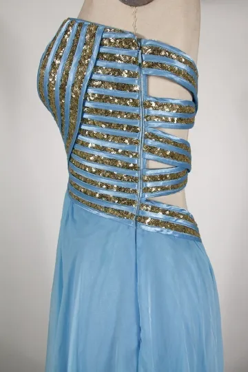 Robe bleu clair bustier coeur & couverte de sequins pour soirée mariage