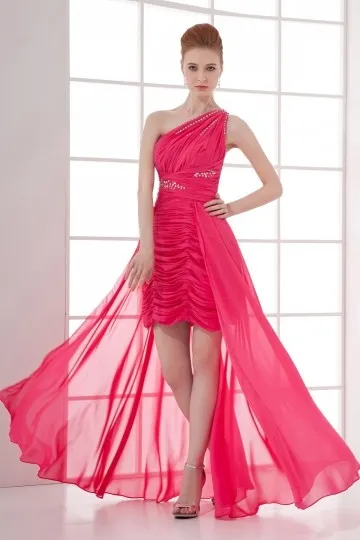 Robe fuchsia asymétrique ornée de strass courte devant longue derrière