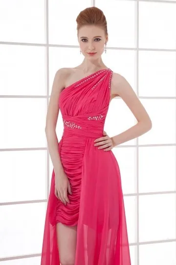 Robe fuchsia asymétrique ornée de strass courte devant longue derrière