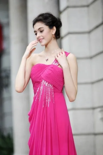 Robe fuchsia pour mariage longue asymétrique bustier plissée & bretelle bijoutée