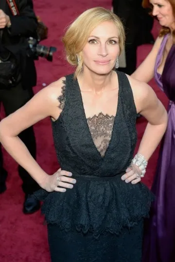 Robe noire de Julia Roberts longue péplum col V dentelle aux Oscars 2014