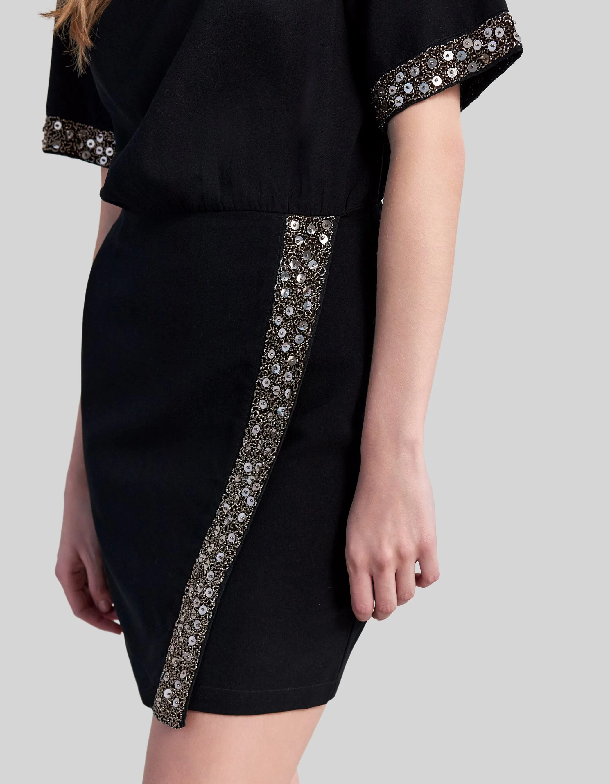 Robe noire décor perles et sequins Femme