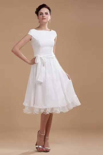 Robe pour fiançailles blanche col bateau ornée d un noeud papillon