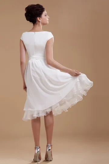 Robe pour fiançailles blanche col bateau ornée d un noeud papillon